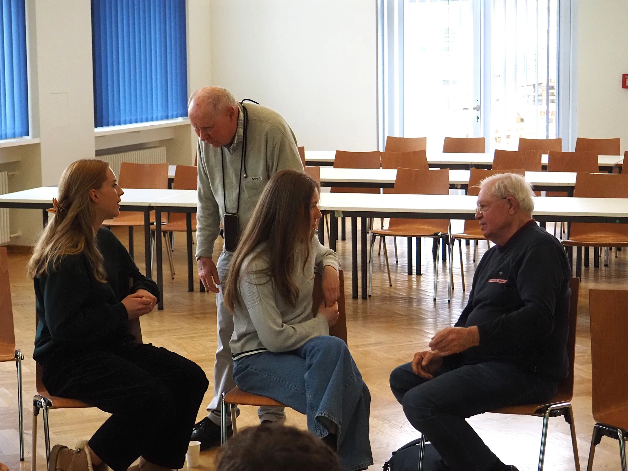 Gespräch zwischen jüngeren und älteren Teilnehmenden bei YOLD