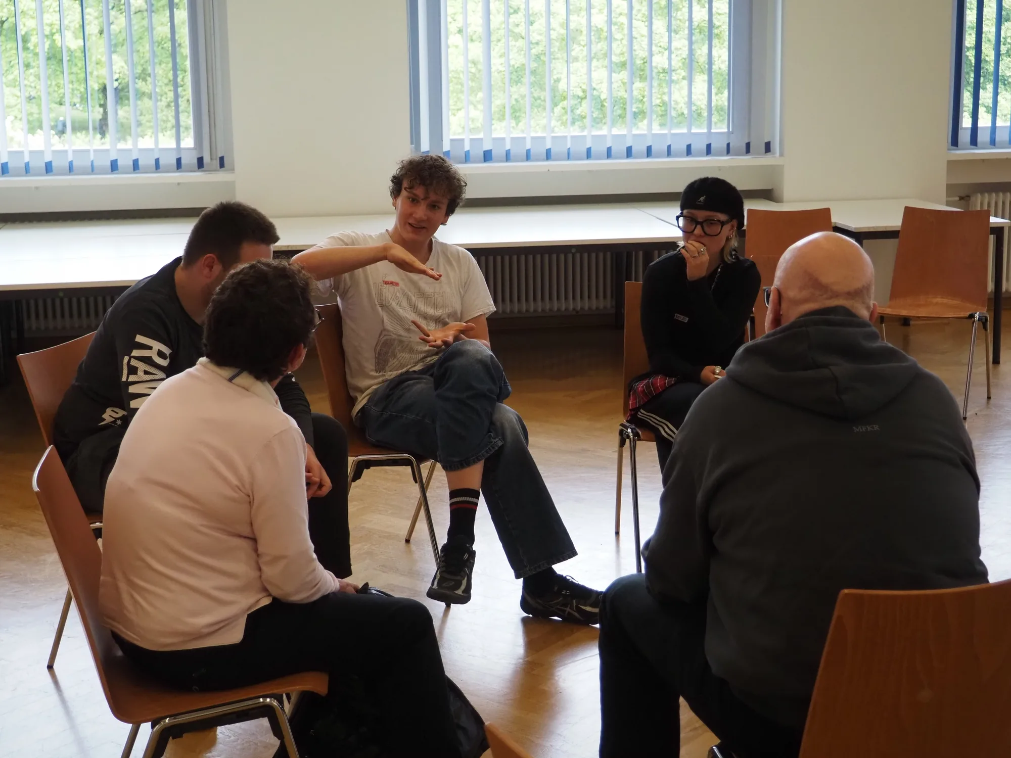 Menschen teilen Wissen und Perspektiven bei YOLD