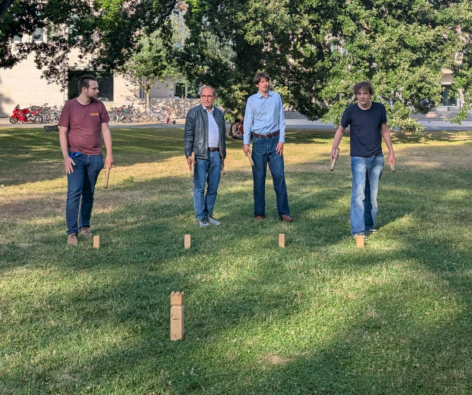 Menschen spielen gemeinsam Kubb im Freien bei einem YOLD-Treffen
