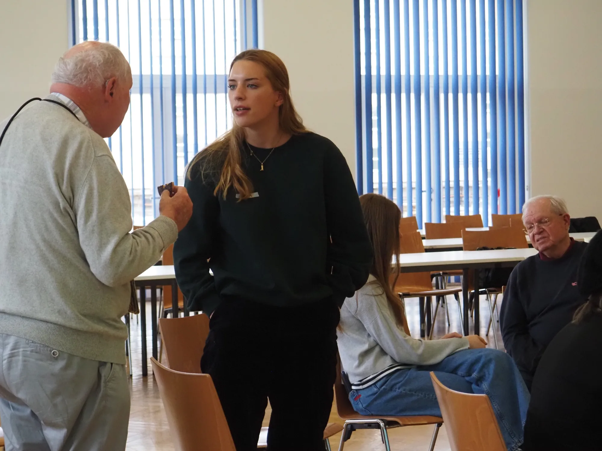Zwei Menschen unterschiedlicher Generationen im Gespräch, ein YOLD-Tandem