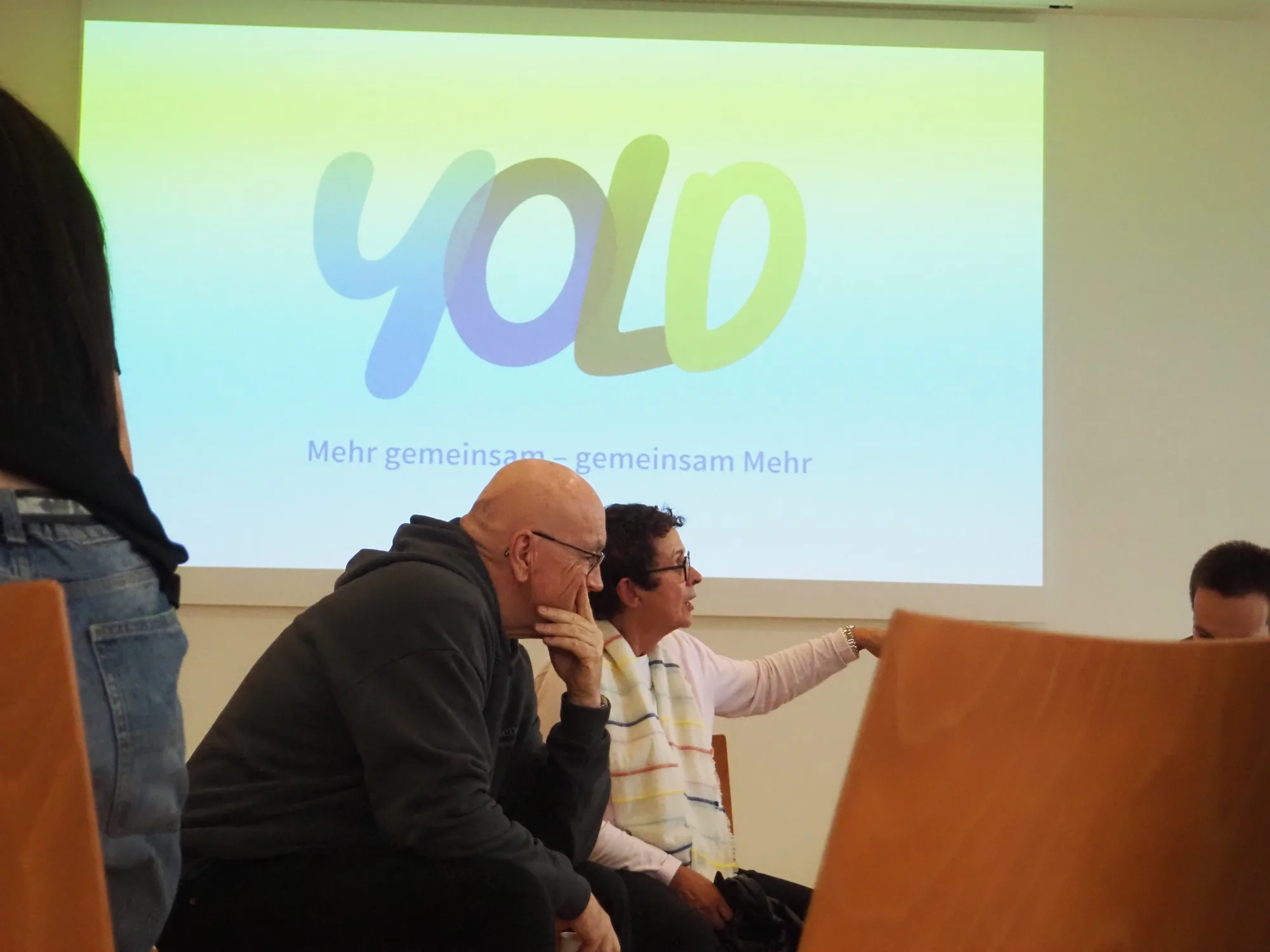 YOLD-Community-Treffen vor der YOLD-Leinwand